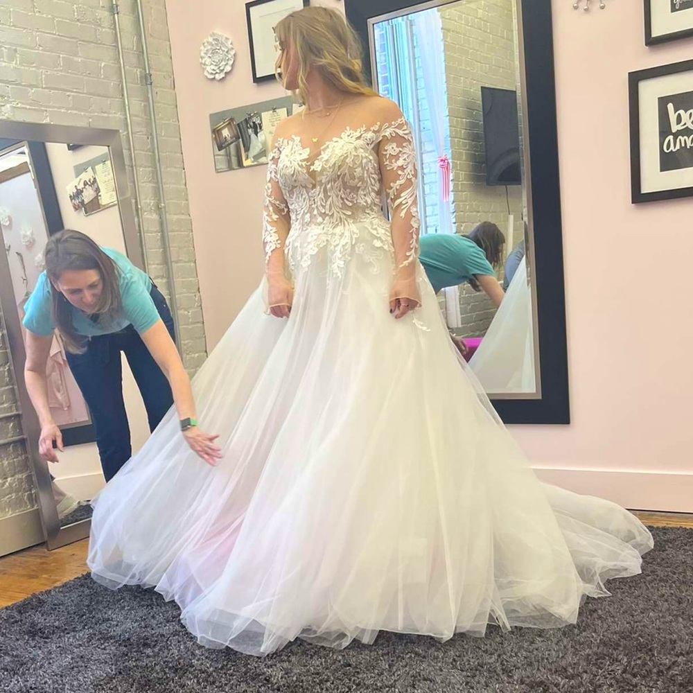 Barefoot bride wedding dress